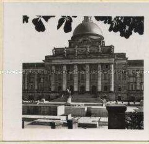 Der ehemalige Bau des Bayerischen Armeemuseums, dessen Räume heute den Zentralbau der Bayerischen Staatskanzlei bilden