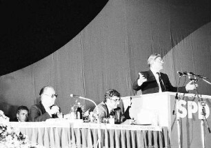 Freiburg im Breisgau: Bundeskanzler Helmut Schmidt bei einer SPD-Veranstaltung in der VAG-Halle [mit Rolf Böhme]