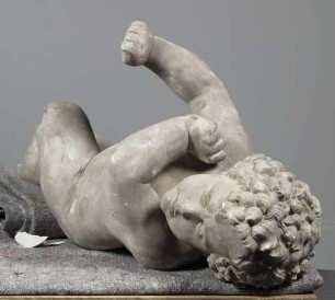 Putto mit Porträtzügen in kämpferischer Aktion