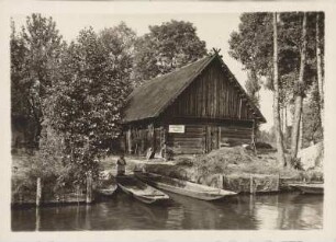 Mark Brandenburg. Oberspreewald. Lehde. Ansicht eines wendischen (sorbischen) Bauernhauses, traditionell gefertigt aus Bohlen und reetgedeckt.. Im Vordergrund Spreewaldkähne