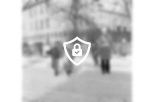 Salinenstrasse: Schülerlotsen im Winter, davor Kinder