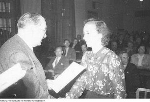 Dresden, Prießnitzstraße 39. Union Druckerei. Otto Nuschke, Vorsitzender der CDU in der DDR, übergibt der neuen Druckerei an die Belegschaft, Mai 1953