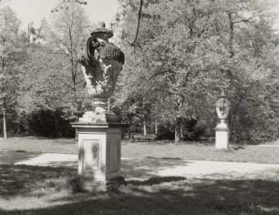 Dresden-Altstadt. Großer Garten (1683, J. F. Karcher; 1873-1895, K. F. Bouché). Querallee. Eingang Stübelallee mit zwei Henkelvasen (um 1750)