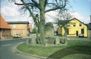 Lasbek-Dorf: Steindamm: Doppeleiche, dabei Ehrenmal: hinten rechts Friedenseiche: vorne Einmündung von Schulstraße