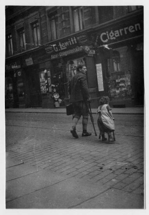 Aufnahme der Serie "Kinder der Straße" angefertigt im Auftrag der Kinderfreunde Leipzig, einer Jugendorganisation der SPD, 1932 bewarb sich Albert Hennig unter anderm mit Aufnahmen der Serie "Kinder der Straße" am Bauhaus Dessau