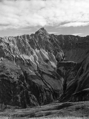Allgäuer Alpen. Hochvogel (2592 m) von Nordwesten. Blick über das Stierbachtal