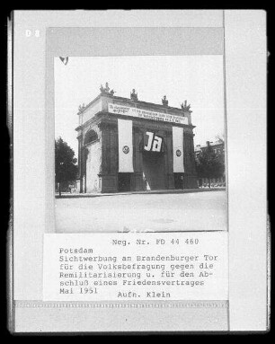 Potsdam, Sichtwerbung am Brandenburger Tor für die Volksbefragung gegen die Remilitarisierung und für den Abschluss eines Friedensvertrages