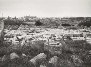 Ausgrabungsfeld auf dem Gelände nahe der Roman Villa (Museum für römische Antiquitäten), im Vordergrund der Sockel einer Ölmühle