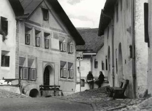 Gasse mit typischen Bündnerhäusern in Guarda