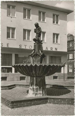 Gänselieselbrunnen: Bad Oldesloe, Markt: Blick von Osten: hinten Kreissparkasse Stormarn, im Hintergrund rechts Hagenstraße, Kino Thalia-Lichtspiele;