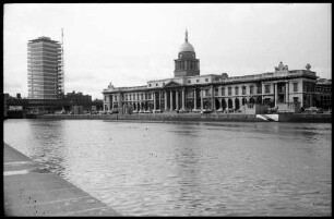 Dublin: Custom House am Liffey, mit Hochhaus