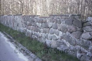 Nütschau: ehemaliges Gut [heute Kloster Nütschau]: Feldsteinmauer