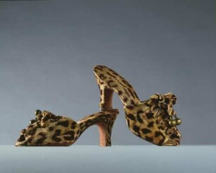 Pantoffen aus Samt im Leopardenmuster und Schnürung mit Glöckchen (Archivtitel)