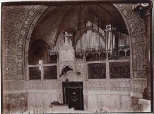 Blick auf den Toraschrein der Synagoge. Aron und Birma zu einer Einheit zusammengefasst. Über der Birma ist das Predigtpult zu sehen. Dortmund, Am Hiltropwall