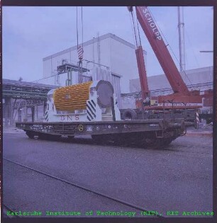 Anlieferung von Brennelementen in einem Castor-Behälter (Cask for Storage and Transport of Radioactive Material) für die Kompakte Natriumgekühlte Kernenergieanlage (KNK)
