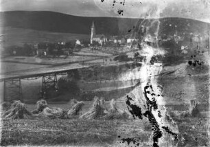 Oberwiesenthal : Oberwiesenthal. Blick von einem Getreidefeld über die Schienen der Eisenbahn und Bahnhof (rechts) zur Kirche