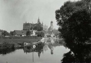 Sigmaringen, Stadtansicht : Sigmaringen. Stadtansicht mit Schloss und Pfarrkirche St. Johannes. Blick über die Donau nach Südosten