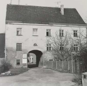 Markkleeberg, Herrenhaus des Ritterguts (Seniorenheim Ost), Torhaus, Straßenansicht