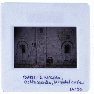 Bari, S. Nicola : Ostfassade, Kryptafenster