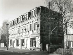 Radebeul, Robert-Werner-Platz 6. Wohnhaus mit Laden (um 1895)