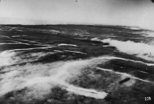 Die Taimyrhalbinsel : Luftaufnahme der Taimyrhalbinsel mit Tundra- und Polarwüstenlandschaft und aus dem Luftschiff LZ 127 Graf Zeppelin.