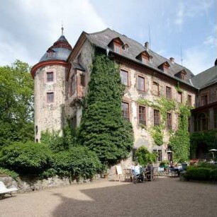 Sachgesamtheit Schloss Laubach; Laubach, Schloß , Am Schloßpark , Forellenbach , Kirchplatz 1, Kirchplatz 1A, Kirchplatz 14, Obere Langgasse 4, Schloß 1, Schloß 4, Schloß 5, Schloß 6, Schloß 8, Schloß 9, Schloß 10, Schloßgarten , Steinweg 11, Steinweg 13, Stiftstraße , Stiftstraße 2, Stiftstraße 14, Stiftstraße 16, Stiftstraße 18, Stiftstraße 20, Stiftstraße 20A, Untere Langgasse 19