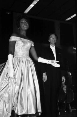 Donaueschingen: Donaueschinger Musiktage; Stadthalle; Gloria Davy dankt für Beifall