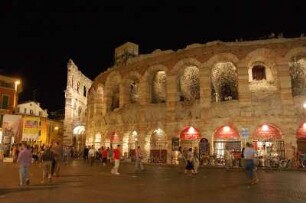 Verona - Opernaufführung in der Arena : Arena von Verona, römisches Theater, am Abend, aufgenommen 2007
