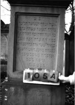 Grabstein 105 (Index: 99751881) Material: Sandstein Zustand: gut Maße HxBxT: 157x53x24 cm Beschreibung: Stele, Sockel, Abdeckplatte mit Volutenaufsatz mit Palmette, rechteck. Schriftfeld Symbolik: Palmette, Ranken: Grabstein 105A