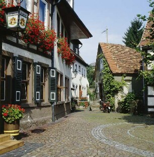 Gelnhausen. Gasse mit historischen Häusern