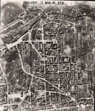 Amerikanische Luftbildaufnahmen von Kriegszerstörungen. Ausrichtung nach Süden. Südweststadt und Beiertheim