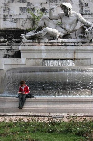 Rom 2004, Frau liest am Mahnmal für den Unbekannten Sodaten, Piazza Venezia