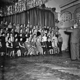 Oldesloer Jugendchor: Hotel Oldesloer Hof: Saal: vor Bühne: Probe für Faschingsveranstaltung: als Dirigent Musikdirektor August König