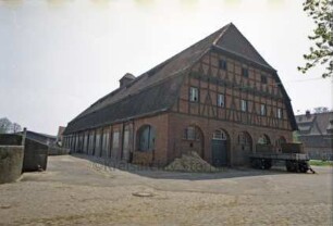 ehemaliges Gut Trenthorst-Wulmenau: Wulmenau: Dreiflügel-Stallanlage: Nordflügel, Giebelseite mit Toren, Traufseite: hinten rechts Südflügel