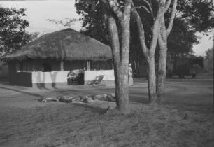 Tee im Rasthaus Cumbiro : Expeditionsmitglieder in einem Rasthaus.