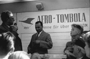 Freiburg: Tombolaleiter Zschokke am Mikrophon