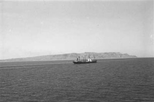 In der Bucht von Sues : Blick auf das Meer und die Küste der Sues Bucht mit einem Fischerboot