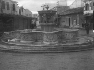 Venezianischer Brunnen : Venezianischer Brunnen mit Löwenskulpturen auf einem Platz in Heraklion, im Hintergrund Geschäfte