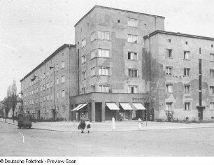 Dresden-Gruna, Falkensteinplatz. Wiederaufgebauter Wohnblock (1928, E. Hempel)