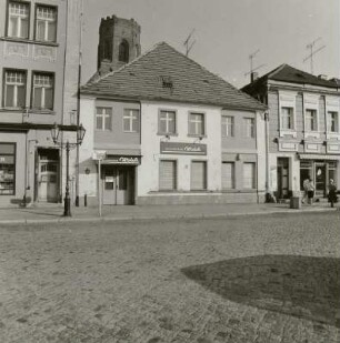 Wohnhaus mit Laden : Beeskow (Landkreis Oder-Spree), Markt 10. Wohnhaus mit Laden. Straßenansicht, im Hintergrund Pfarrkirche St. Marien