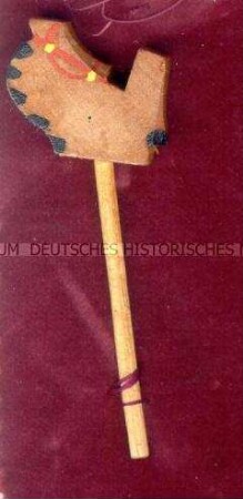 WHW-Abzeichen, Holzspielzeug: Steckenpferd, 4. Reichs-Straßensammlung vom Dezember 1942, durchgeführt von HJ und BDM