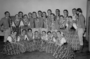 Nationales Kulturensemble der DDR : Gruppenporträt von Mitgliedern des Ensembles
