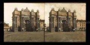 Blick vom Luisenplatz, Feldseite, auf das Brandenburger Tor in Potsdam