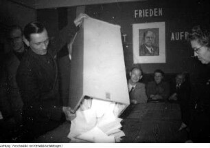 Wahl zur Volkskammer und zum sächsischen Landtag, Wähler bei der Stimmabgabe, Stimmenauszählung, u.a., 15. Oktober 1950