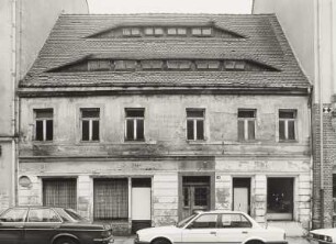 Radeberg, Wohnhaus : Radeberg. Wohnhaus mit Läden. Hauptstraße 19. Um 1840. Straßenfront