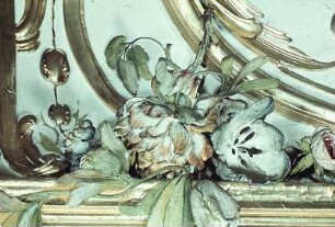 Deckendekoration aus verschiedenen Blumen und Rocaillen