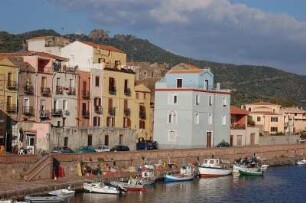 Insel Sardinien - Kleinstadt Bosa : Die Kleinstadt Bosa am schiffbaren Flüßchen Temo, Westküste, 2006