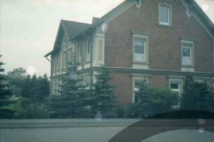 Schulstraße: giebelständiges Wohnhaus: Straßenfront: Traufseite mit Zwerchgiebel