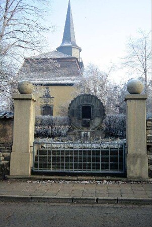 Waidstein als Kriegerdenkmal 1. WK; dahinter Kirche