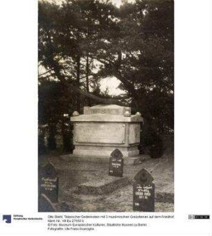 Tatarischer Gedenkstein mit 3 muslimischen Grabsteinen auf dem Friedhof